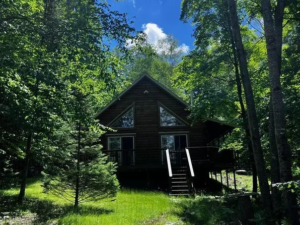6273 Camp Six Loop, Armstrong Creek, WI 54103
