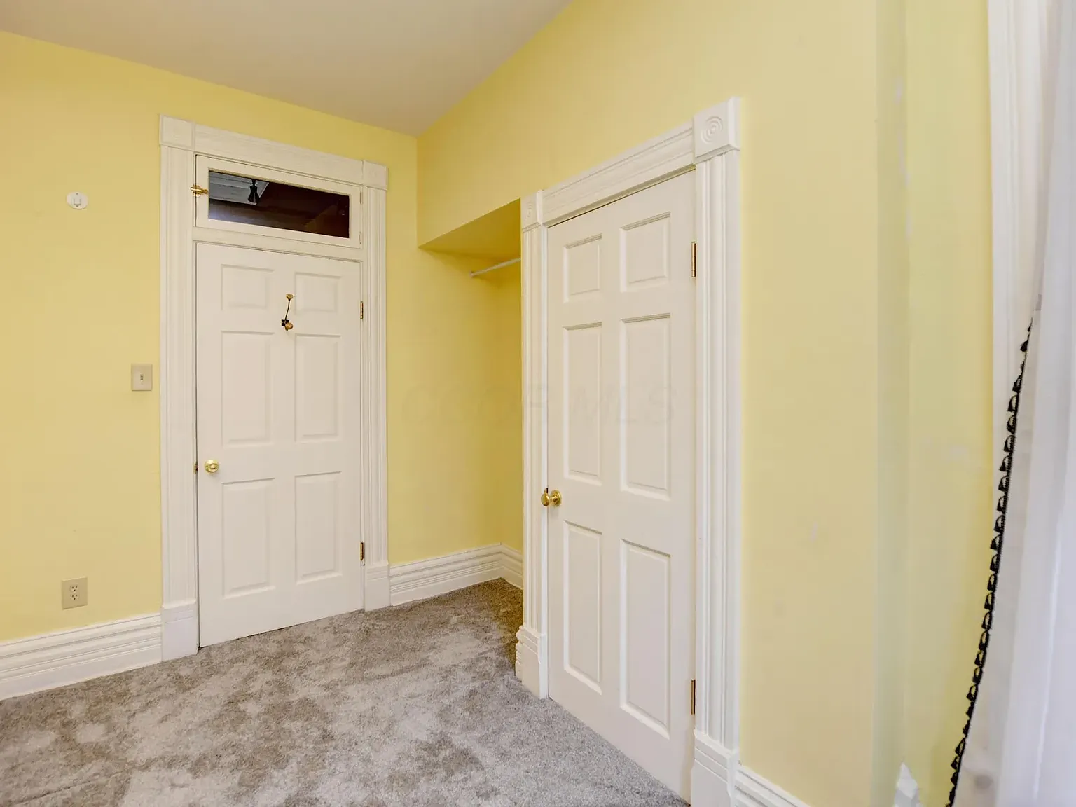 3 bed, 2.5 bath, 2350 sqft, $3,500 — Photo 2