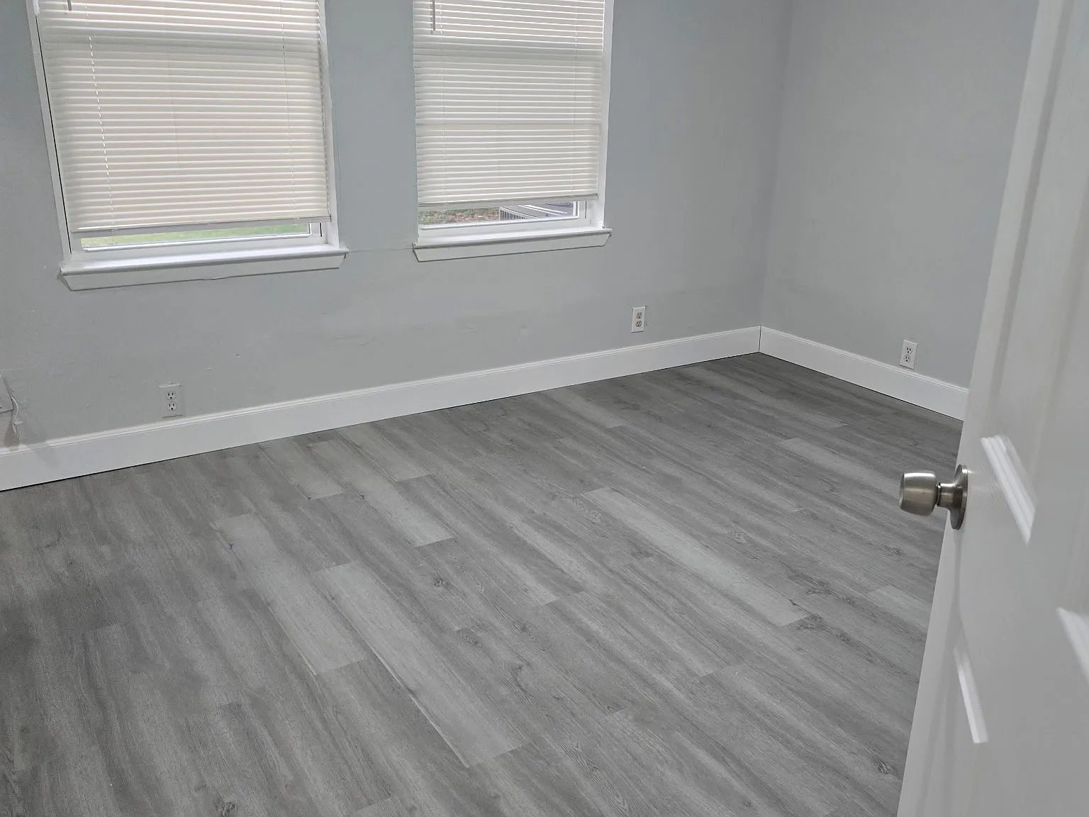 6104 Twin Oaks Dr — Photo 2