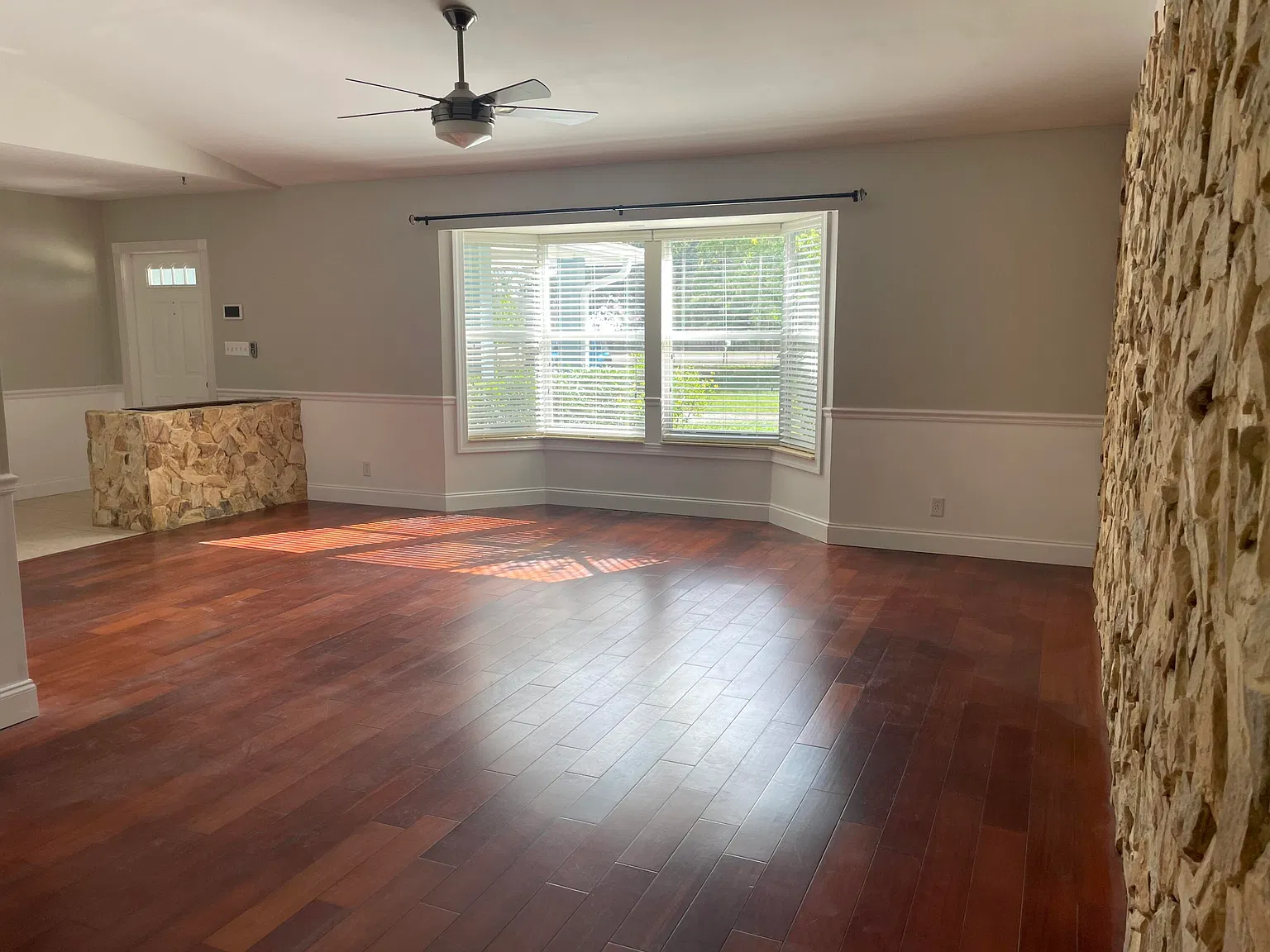 3 bed, 2.0 bath, 2068 sqft, $4,200 — Photo 3