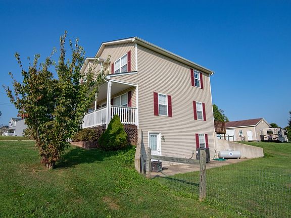 4th image of 650 Farmington Dr