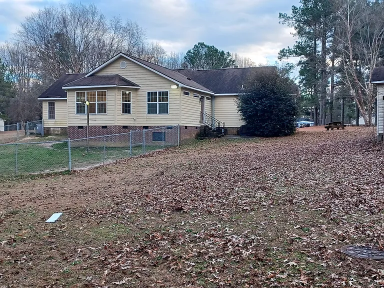 211 Sheffield Ct — Photo 3