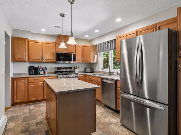 2006 River Hills Dr, Burnsville, MN 55337