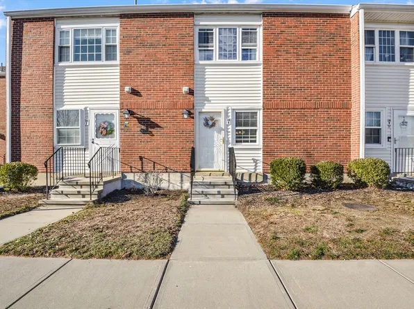 41 Foundry St APT 14-8, South Easton, MA 02375