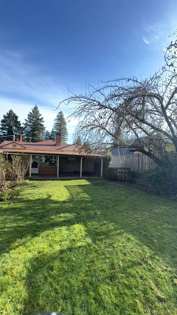2bd/1bath - Carport, Garage, Landscaped Yard & Washer/Dryer Hookup — Photo 2