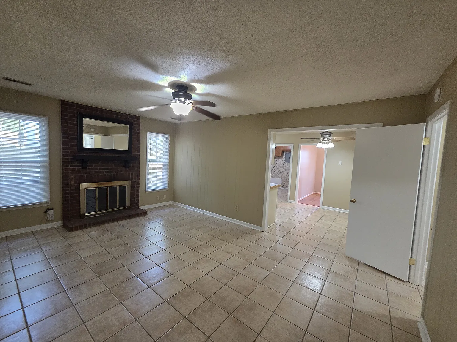3 bed, 1566 sqft, $1,975 — Photo 3