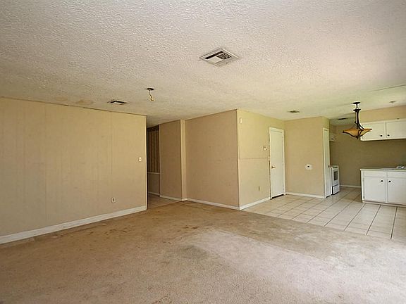 Open floorplan for ample entertaining space!