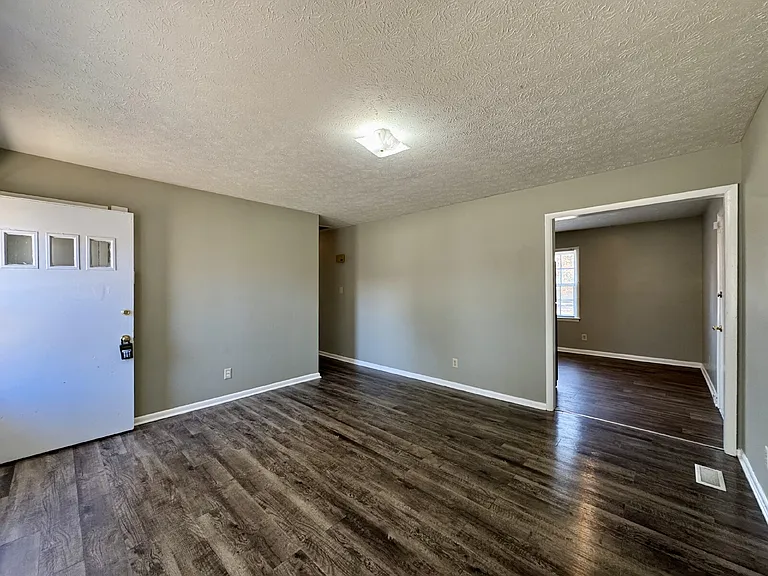 1222 Kienast Dr — Photo 3