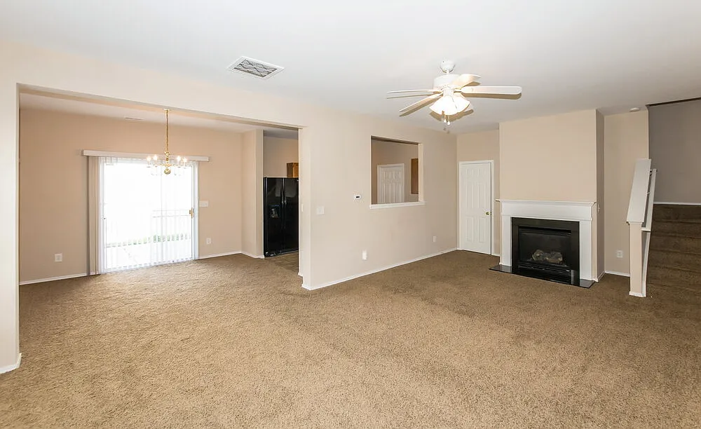 3 bed, 2.5 bath, 1912 sqft, $2,090 — Photo 3