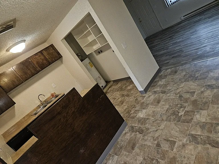 301 NW Cary St #301 — Photo 2