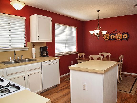3rd image of 2301 Oak Meadow Dr