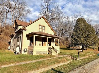 118 Quandahl Rd, Decorah, IA 52101