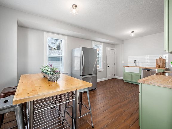 4th image of 836 Heyl Ave #836-838