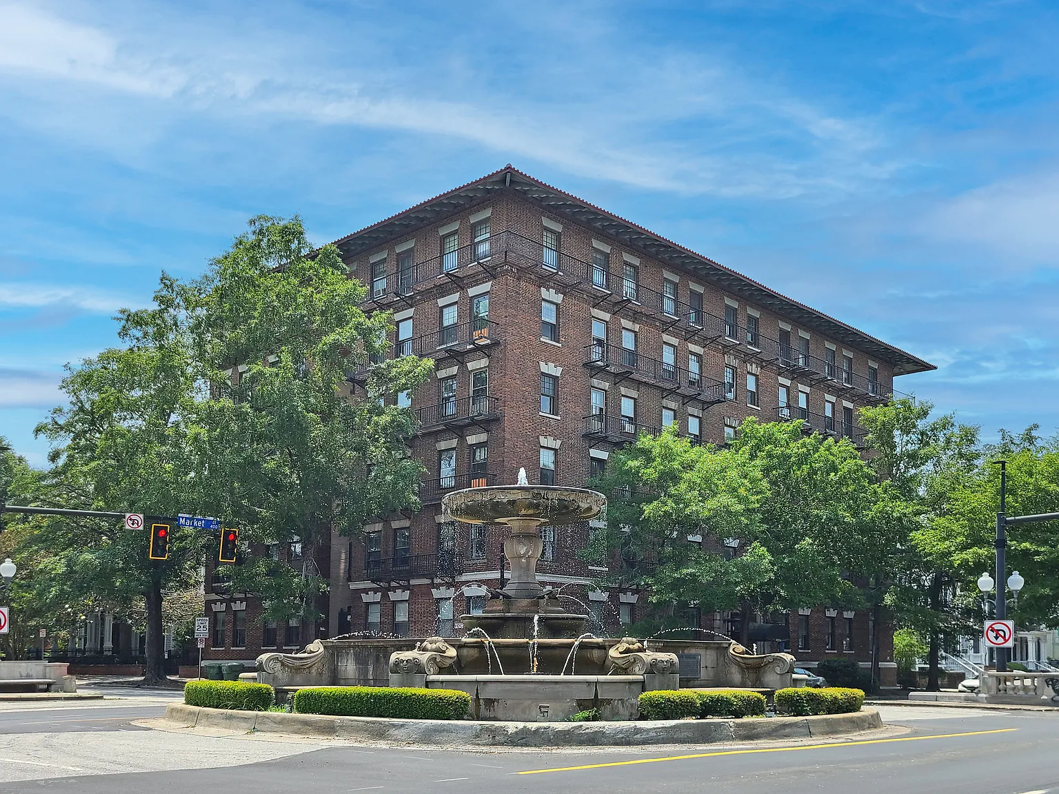Carolina Apartments — Photo 1
