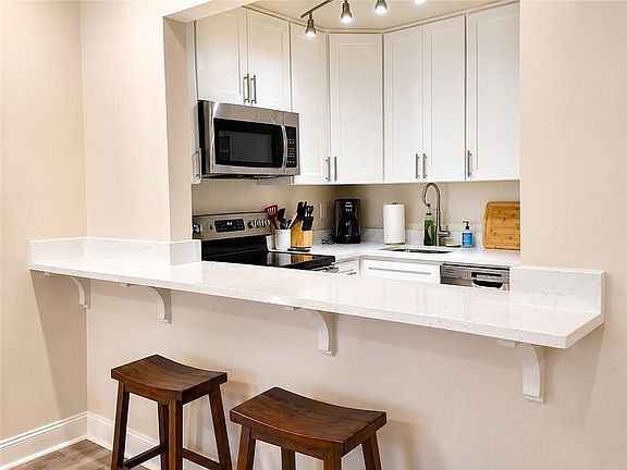 5th image of 1765 Coliseum St #309