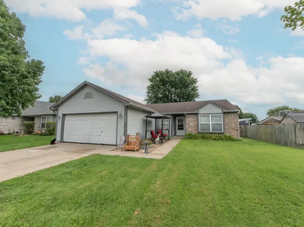 8027 N Burbrink Dr, Columbus, IN 47201