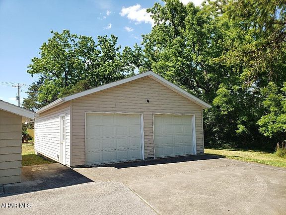3rd image of 2320 Woodbury Pike