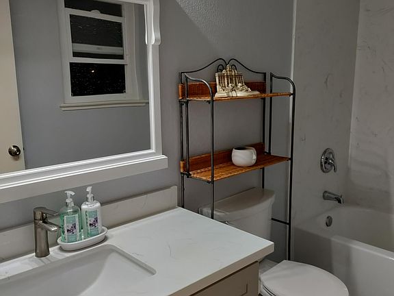 3rd image of 1016 Vinci Ave
