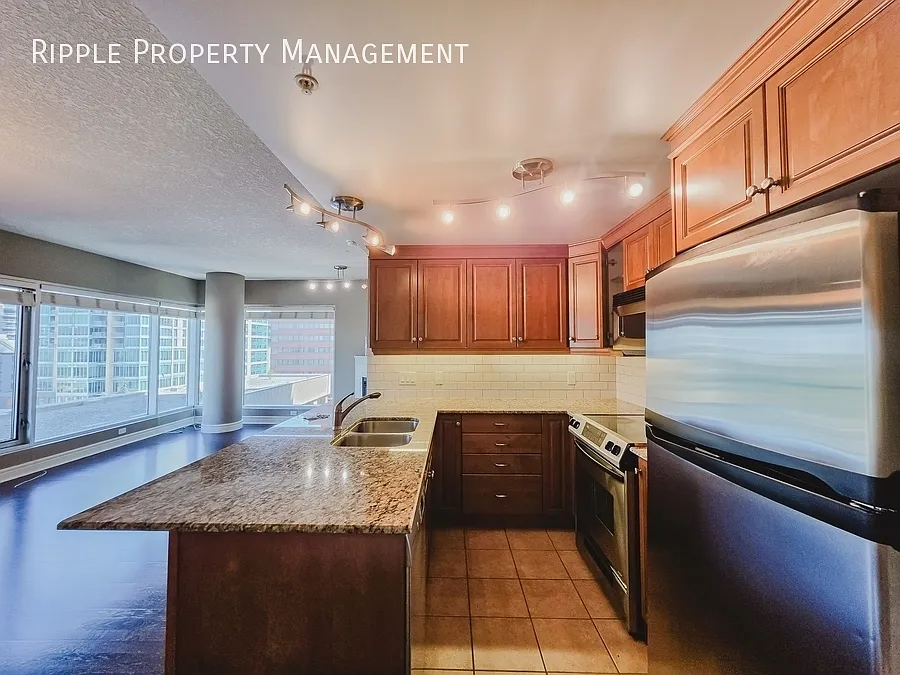 Incredible 2 Beds, 2 Baths Apartment/Condo | Downtown High-Rise Living & Jacuzzi Tub — Photo 4