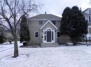 635 E Illinois Rd, Lake Forest, IL 60045