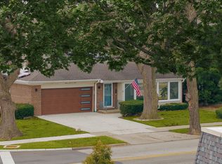 1100 Potter Rd, Park Ridge, IL 60068