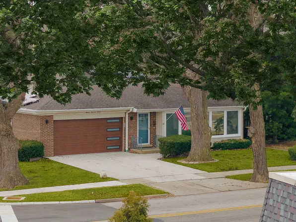 1100 Potter Rd, Park Ridge, IL 60068
