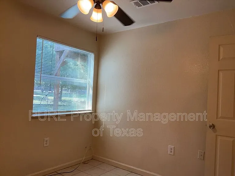 403 Hedgewood Dr #B — Photo 17