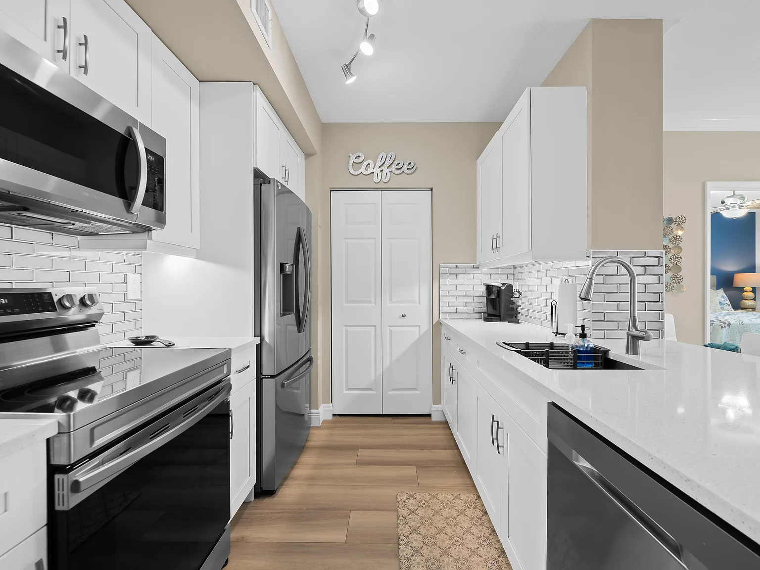 2 bed, 2.0 bath, 1120 sqft, $3,750 — Photo 4