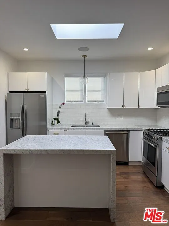 3 bed, 2.0 bath, 972 sqft, $5,750 — Photo 2