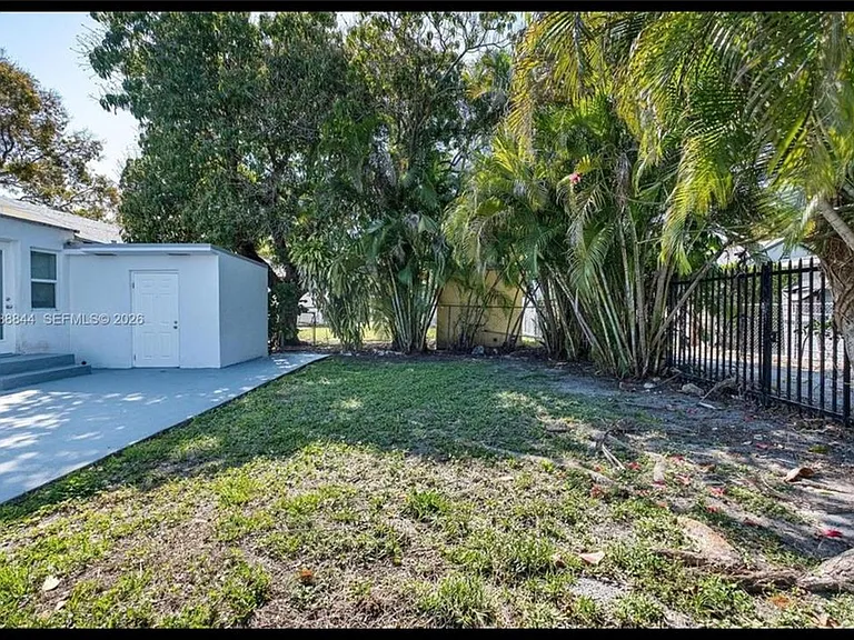 529 NW 42nd St — Photo 11