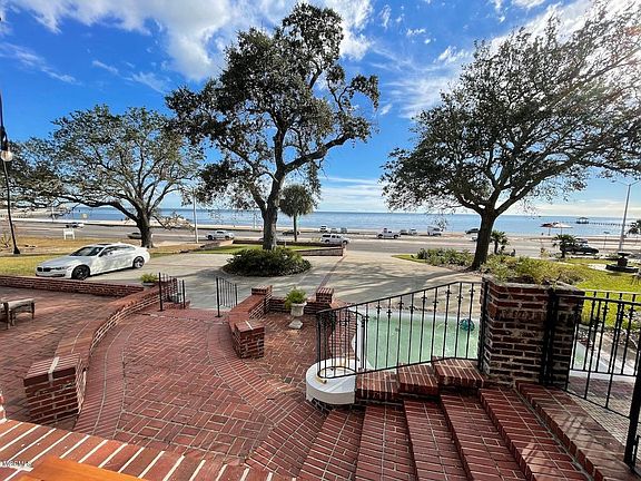 3rd image of 1012 E Beach Blvd