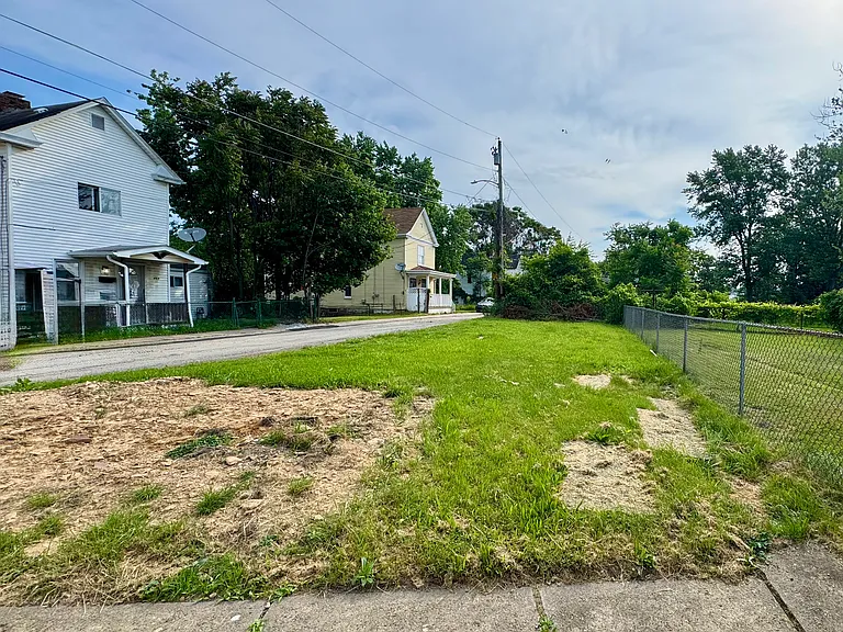140 Grove Ave — Photo 30