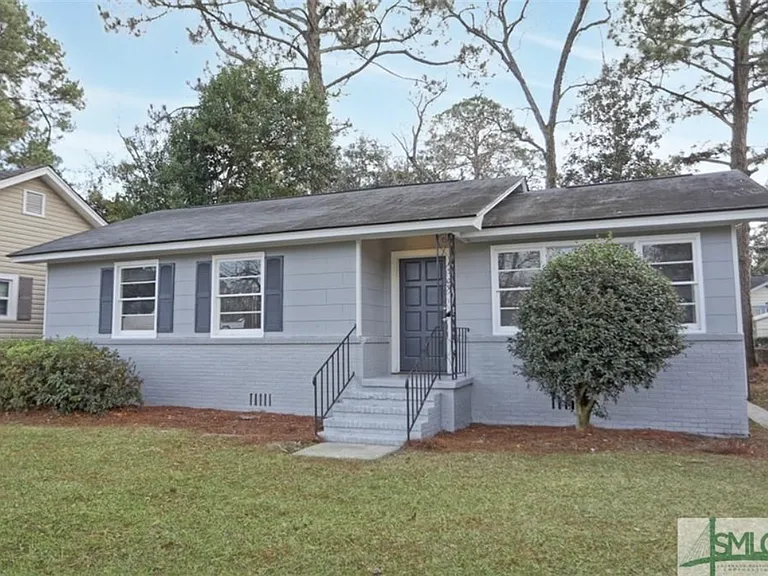 Single family home with driveway parking