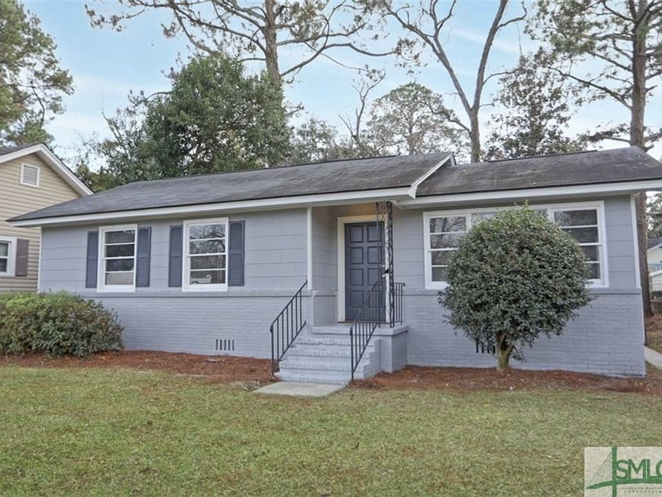 Single family home with driveway parking