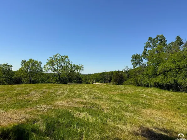 800 SE Stanley Rd, Tecumseh, KS 66542