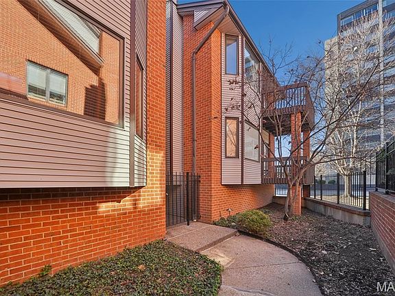 3rd image of 4454 Lindell Blvd APT 32