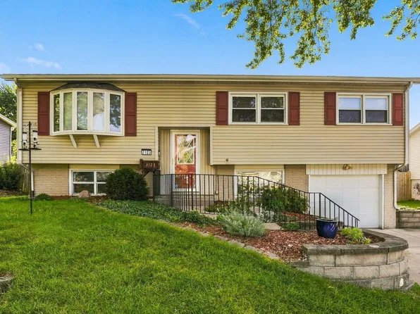 3123 Somerset Dr, Bettendorf, IA 52722