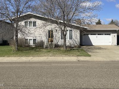 939 1st Ave W, Dickinson, ND, 58601