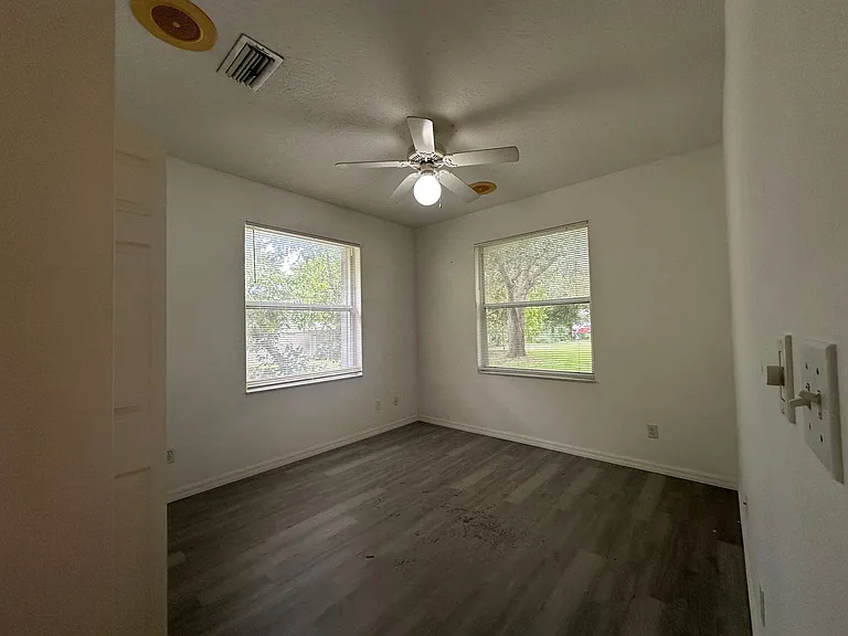 815 Nelson Ave NE — Photo 9