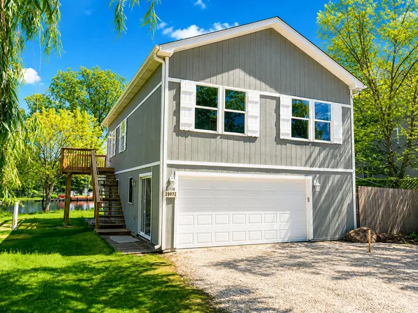 19071 W Lake View Ave, Mundelein, IL 60060