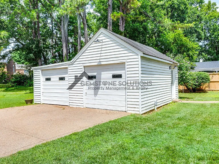715 Hillsboro Rd — Photo 8