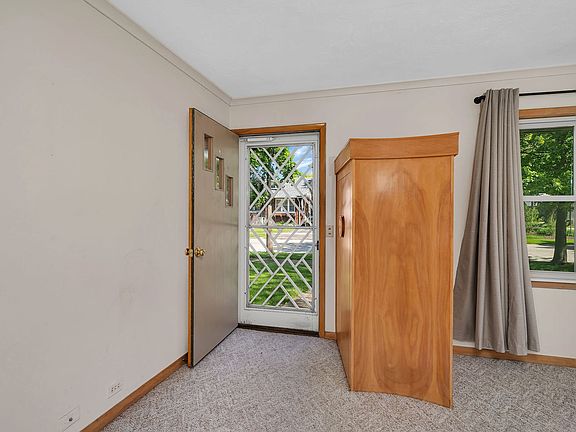 4th image of 627 E Main St