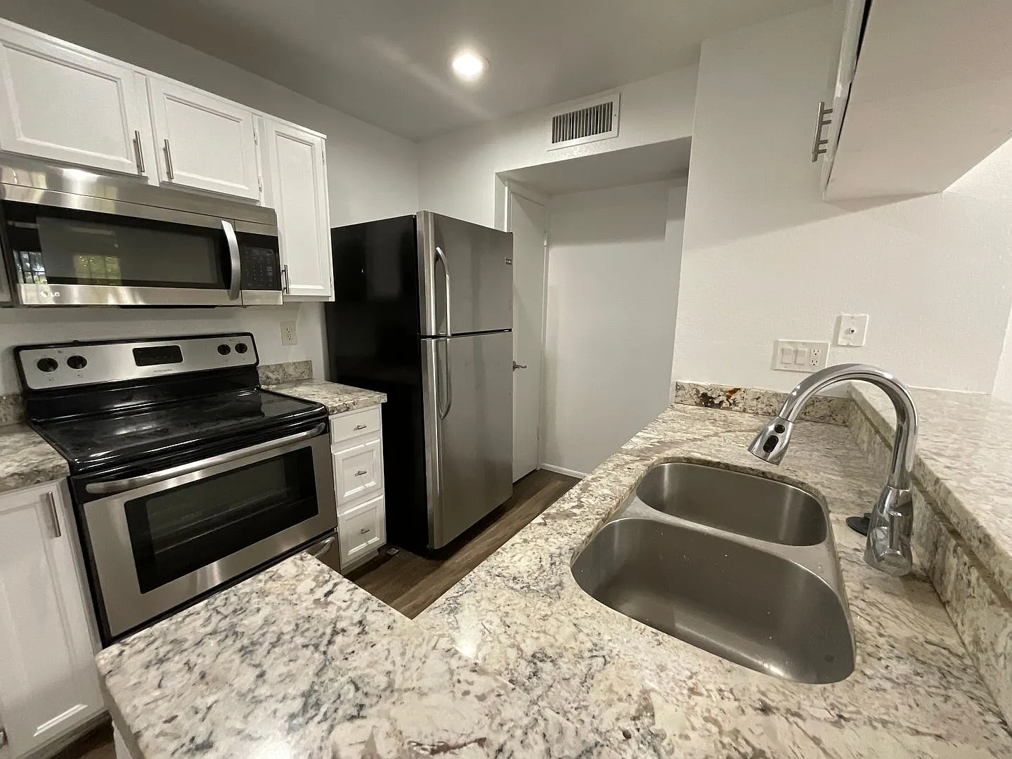 $0 First Month! Remodeled 2BR/2BA Condo in Central Mesa | Garage, Pool & Vaulted Ceilings — Photo 1
