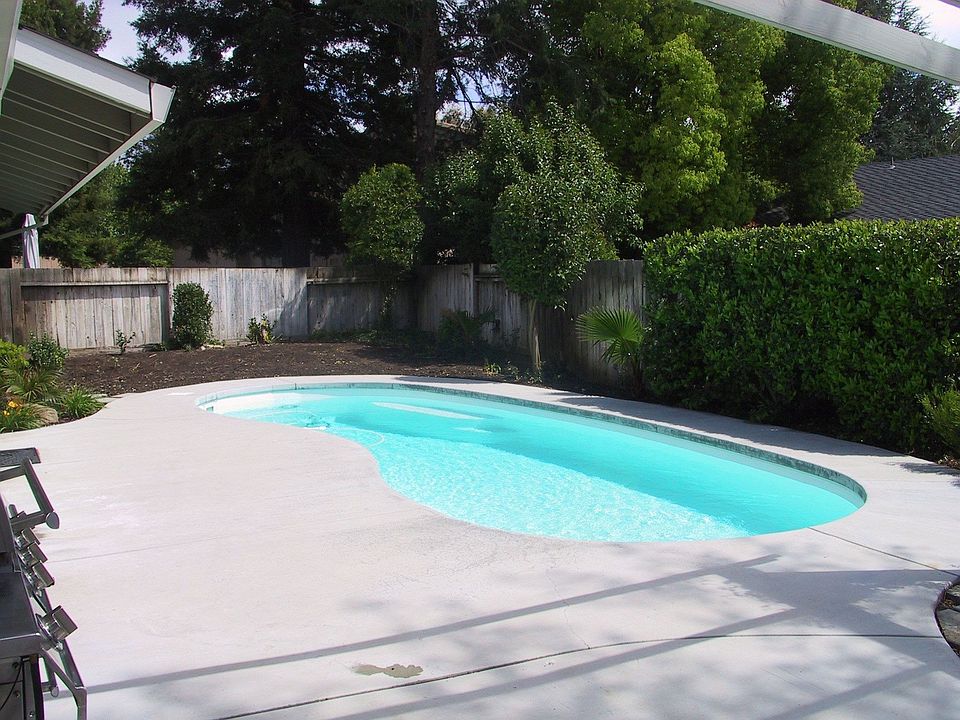 2nd image of 225 Sycamore Dr