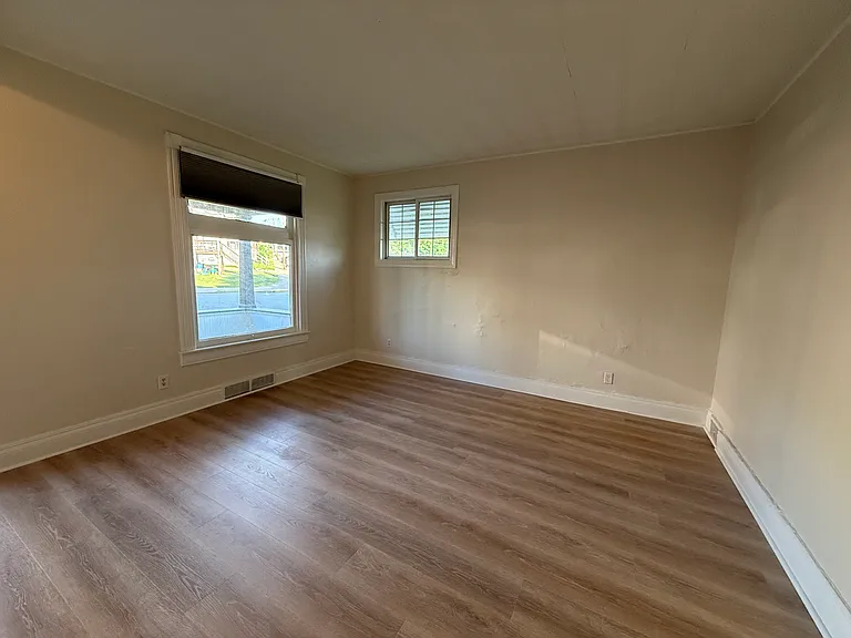 1005 Victoria Ave — Photo 4