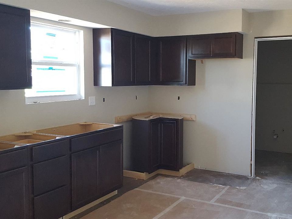 2nd image of 106 Oxford Circle Ct