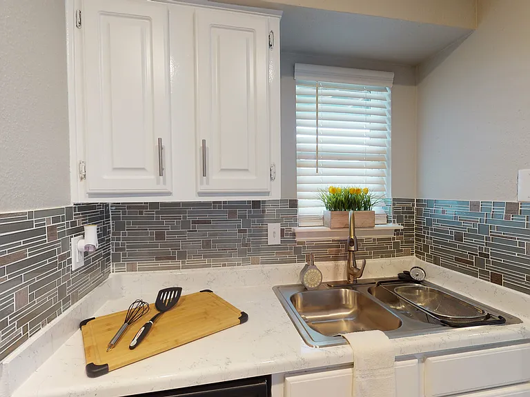 Los Prados Apartment Homes — Photo 6