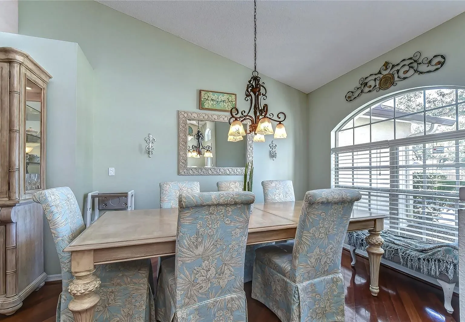 4 bed, 2344 sqft, $3,500 — Photo 4
