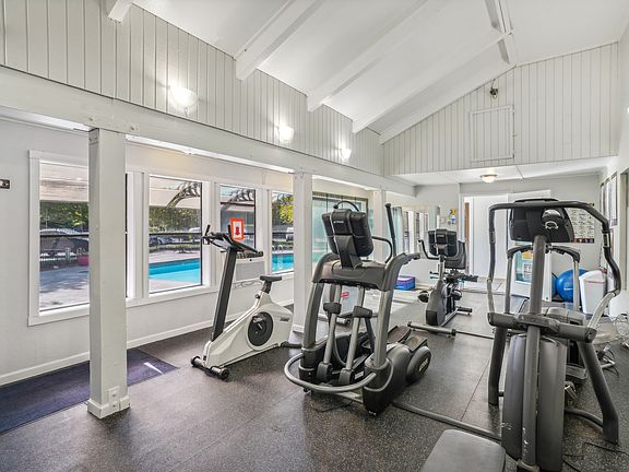 4th image of 10415 NE Oakbrook Cir #401C