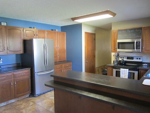 Large Kitchen w/ Lg Pantry